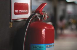 Permanent pressure extinguisher or rechargeable extinguisher